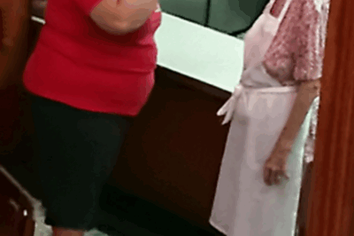 Bajo el título «Unos padres insultaron a mi abuela en su propio restaurante, pero los clientes les sirvieron una cuenta que nunca olvidarán», el artículo cuenta la historia de unos padres que insultaron a una anciana en el restaurante de su nieta, pero los clientes les sirvieron una cuenta que