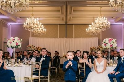 En la boda de mi hermano, su novia me faltó al respeto públicamente delante de todos. Pero antes de que pudiera reaccionar, mi hijo de 9 años tomó el micrófono sin hacer ruido, y lo que dijo a continuación lo cambió todo.