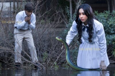 Iba solo al arroyo cuando vi una serpiente transformándose en una chica. Corrí a un arbusto cercano para esconderme. Pasó junto a mí sin darme cuenta, antes de que pudiera salir y correr directo al río a buscar agua.