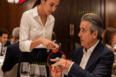 Camarera Le Dice al Millonario: “Mi Madre Tiene un Anillo Igual” — Lo que Pasa lo Cambia Todo