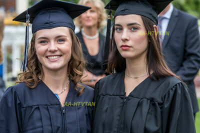 Mis padres pagaron la universidad de mi hermana, pero no la mía. En la graduación, sus rostros se pusieron pálidos cuando…