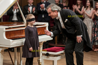 Una niña ciega fue despedida por un famoso pianista que gritó “¡Sal de mi escenario!”. Luego tocó y silenció al mundo entero…