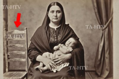 Mujer Posa Sola Con Su Bebé En 1914 — El Padre Había Prometido Volver Del Norte, Pero Nunca Regresó.
