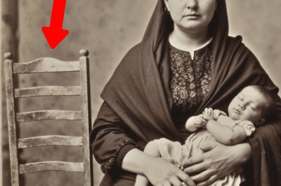 Mujer Posa Sola Con Su Bebé En 1914 — El Padre Había Prometido Volver Del Norte, Pero Nunca Regresó.