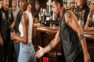 Motociclistas Golpean A Una Mujer Negra Y Segundos Después Caen Bruscamente Al Suelo.