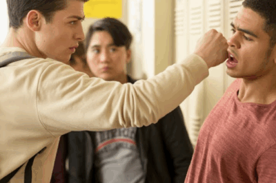 MATONES Empujan al ALUMNO NUEVO – Gran Error… ¡Él Era Un LUCHADOR BRUTAL!