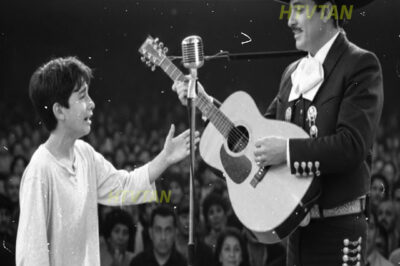 Un joven solitario pide cantar una canción — Pedro Infante le entrega TODO el escenario…