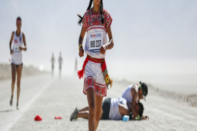La joven mexicana que venció sin patrocinadores millonarios… y ganó la maratón con chanclas de paja