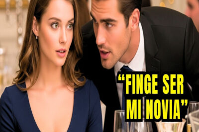 Ella estaba sentada sola en la boda — hasta que el Millonario le susurró: “Finge que estás conmigo”
