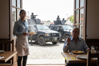 Camarera alimentaba a un anciano en secreto… hasta que dos camionetas llegaron al restaurante…