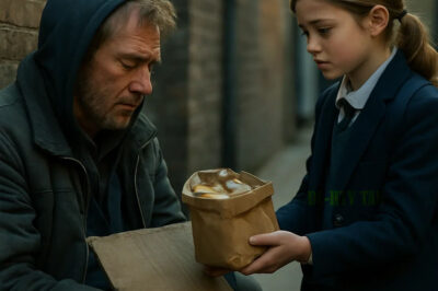 UNA ADOLESCENTE LLEVA EL ALMUERZO A SU PAPÁ CARTONERO SIN QUE ÉL SEPA QUE DEJA SU MERIENDA DEL COLEGIO 💔