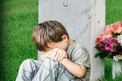 El niño subió a la tumba y dijo: “Mamá, levántate ya, has descansado ya bastante”, y luego…