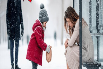 “Necesitas Un Hogar, Y Yo Necesito Una Mamá”, Dijo La Niña A La Joven Sin Techo En La Parada Del Bus