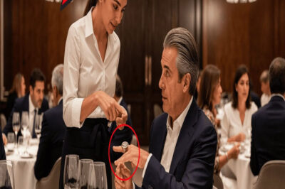 Camarera Le Dice al Millonario: “Mi Madre Tiene un Anillo Igual” — Lo que Pasa lo Cambia Todo