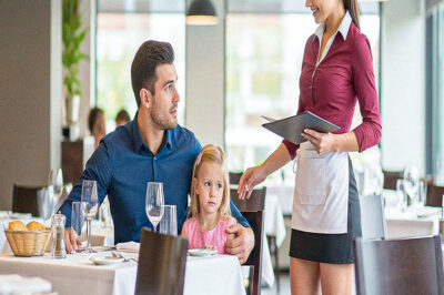 PADRE SOLTERO LLEVÓ A SU HIJA A LA CITA—LA MUJER DESCONOCIDA HUYÓ PERO LA MESERA SE QUEDÓ Y…